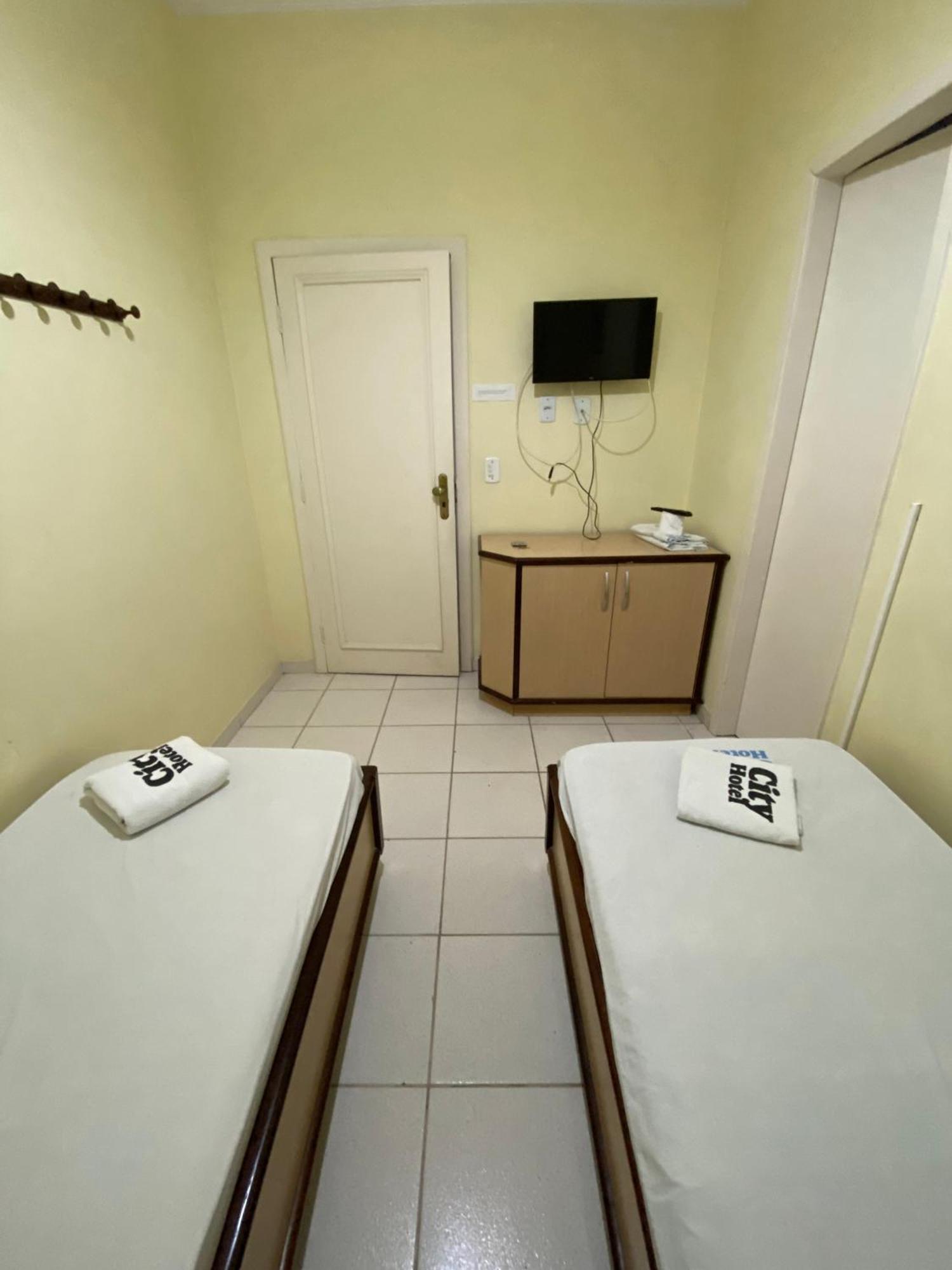 Quarto com 2 Camas de Solteiro