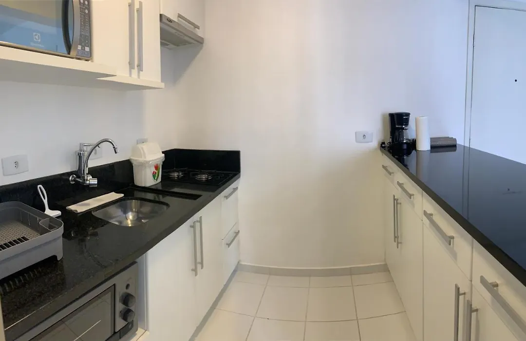 1103- Apartamento Encantador, amplo e decorado, mobiliario moderno, cozinha completa com utensílios , Excelente vista da cidade e localização privelegiada no bairro Bigorrilho-1